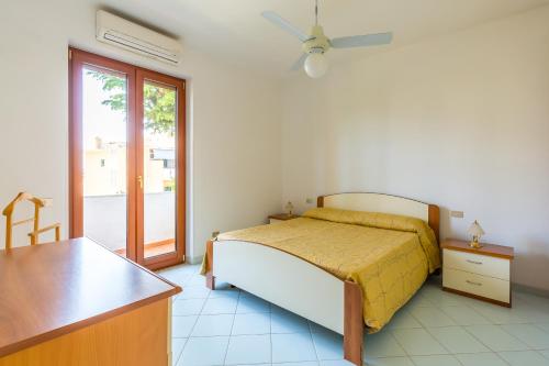 - une chambre avec un lit, une table et une fenêtre dans l'établissement Friendly&Family Apartment at Ischia, à Ischia