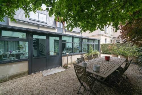 Κήπος έξω από το Maison d'hôtes Villa Richelieu