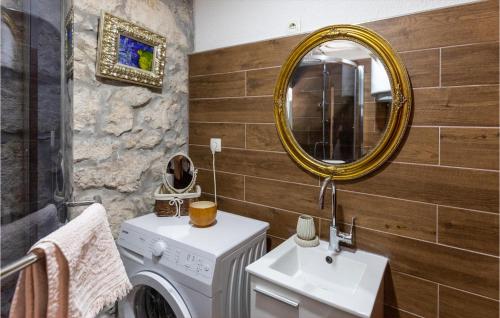 La salle de bains est pourvue d'un lave-linge et d'un miroir. dans l'établissement Lovely Home In Ploce With Sauna, à Ploče