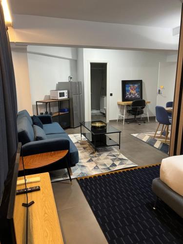 ein Wohnzimmer mit einem Sofa und einem TV in der Unterkunft Modular Suites Alfonso Gómez in Madrid