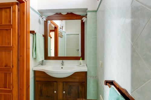 a bathroom with a sink and a mirror at Villa Timbora in Càbras