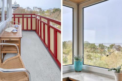 a balcony with a table and a view of the ocean at Terrassenhaus, FeWo 76 in Duhnen