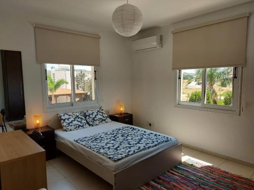 sypialnia z łóżkiem i 2 oknami w obiekcie Pyla Palms A2 107 w mieście Pila