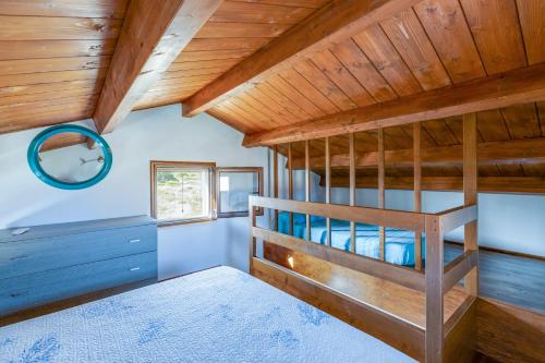 1 dormitorio con litera y techos de madera en Villino Turchese, en Cabras