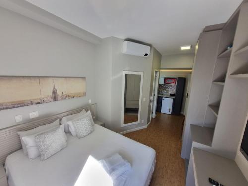 Postel nebo postele na pokoji v ubytování Studio Amplo, garagem, Piscina, Consolação - 1302