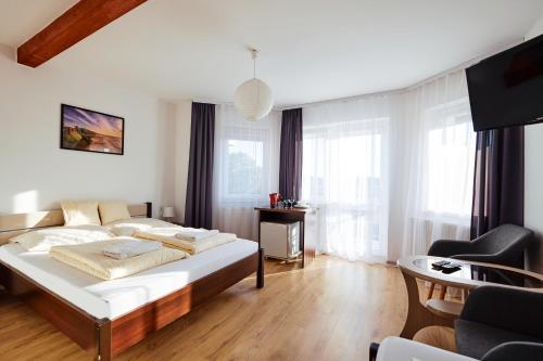 - une chambre avec un lit et une chaise dans l'établissement VIPABO SolneSPA - Sauna, Grota Solna, Łaźnia parowa, à Niechorze