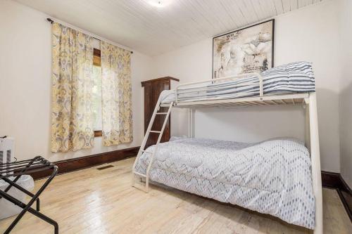 ein Schlafzimmer mit einem Etagenbett und einer Leiter in der Unterkunft Mountain Serene Views and Creek-side Charm - Pet friendly 