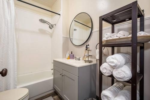 ein Badezimmer mit einem Waschbecken, einem WC und einem Spiegel in der Unterkunft Mountain Serene Views and Creek-side Charm - Pet friendly 