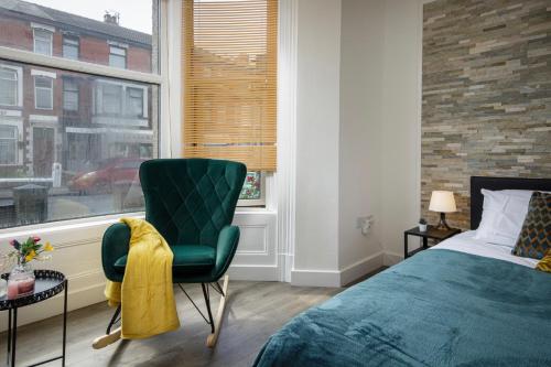 une chambre avec un lit, une chaise et une fenêtre dans l'établissement Seaside Suite 1 - Great Location Perfect For Long Stays, à Blackpool