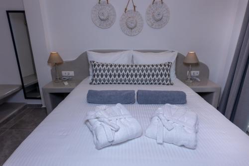 Una cama o camas en una habitación de Aegean Gold
