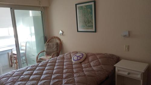 1 dormitorio con cama con almohada en Departamento Dean Funes 520 Salta en Salta