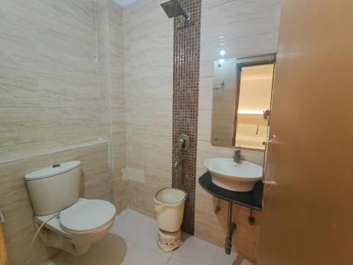 een badkamer met een toilet en een wastafel bij Hotel Nirmal Mahal - Paharganj - New Delhi in New Delhi