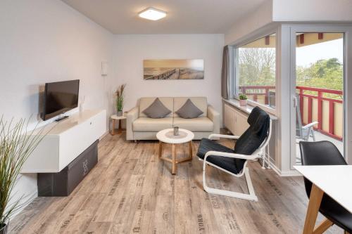 ドゥネンにあるTerrassenhaus, FeWo 45のソファとテレビのあるリビングルーム