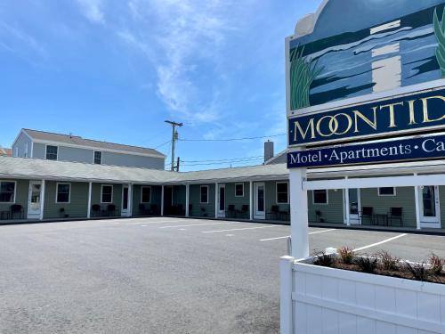 an empty parking lot in front of a motel at Moontide Motel, Apartments, and Cabins in Old Orchard Beach