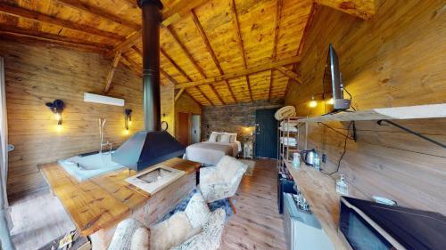 a large room with a kitchen and a living room at Cisne Negro Villarejo in Urubici