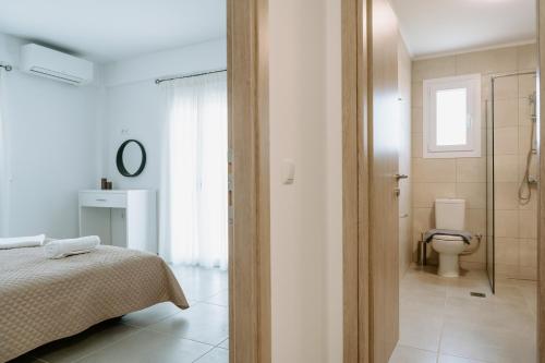 una camera con letto, doccia e servizi igienici di Apartments Christina a Perdika