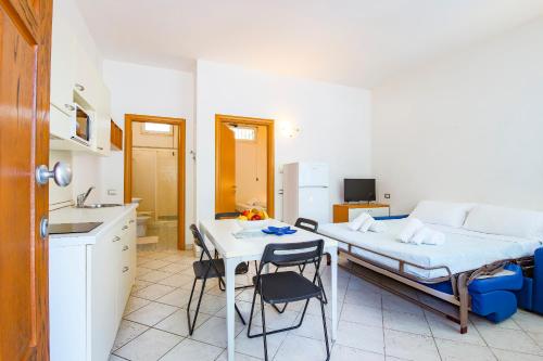 Η κουζίνα ή μικρή κουζίνα στο Acquamarina Appartamenti