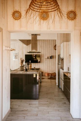 - une cuisine avec une grande île dans une chambre dans l'établissement Villa Cocotte classée 4 étoiles à 150 m de la plage 4 chambres, à Biscarrosse-Plage