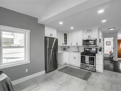 Kuchyň nebo kuchyňský kout v ubytování Entire Modern 1 Fam house/ 7 min walk to NYC Train