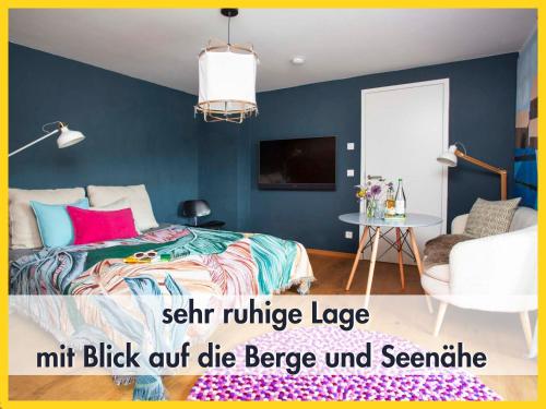 1 dormitorio con cama y pared azul en Bio, Natur, Zirbe, Seenähe, Bergblick Bleibe am Berg II en Schliersee