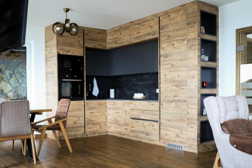 uma sala de estar com uma grande parede de madeira em Villa Ozoni - Jezerc em Ferizaj
