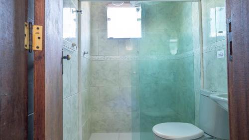 a bathroom with a shower with a toilet and a sink at Apto a 300 metro da praia - WIFI 200MB - TV Smart - Cozinha equipada - Ar condicionado in Rio das Ostras