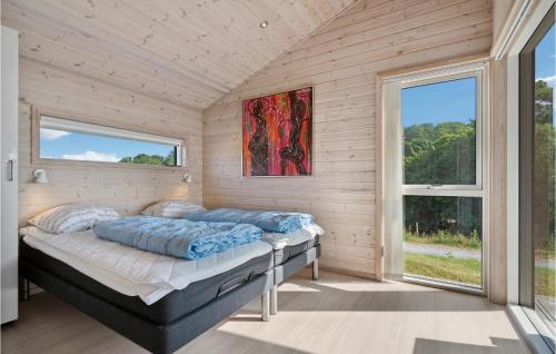 ハザスレウにある4 Bedroom Stunning Home In Haderslevの窓付きの部屋にベッド付きのベッドルーム1室があります。