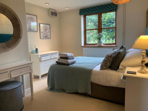 En eller flere senge i et værelse på Vineyard Cottage Sleeps 4 with Garden