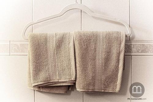 zwei Handtücher hängen auf einem Handtuchhalter im Bad in der Unterkunft Namastè Apartment Città Alta with hills view in Bergamo