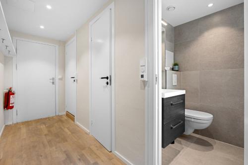La salle de bains est pourvue de toilettes et d'un lavabo. dans l'établissement Modern - Work friendly - Quiet area, à Bergen