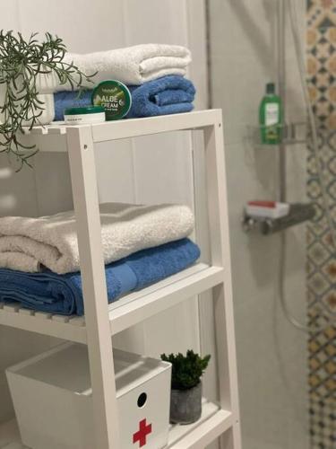 a white towel rack with towels in a bathroom at Espacio tranquilo cerca del mar in Santa Cruz de Tenerife