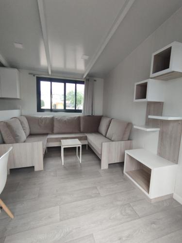 uma sala de estar com um sofá e uma mesa em Bungalow Duemo Camperpark em Águilas