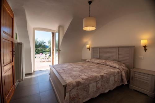 um quarto com uma cama e uma grande janela em Ca' Mulini em Garda