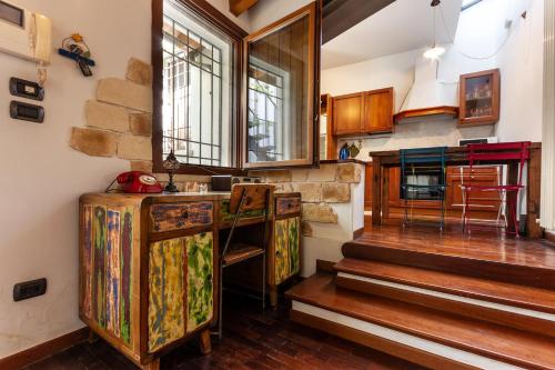 - une cuisine avec un comptoir et des escaliers dans une chambre dans l'établissement La Terrazza Apartment - Smart Holiday, à Mantoue