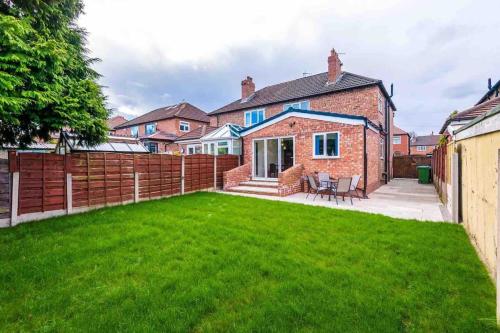 Gallery image of Sandileigh House by YourStays - Luxurious 3 Bedroom House in Altrincham in Altrincham