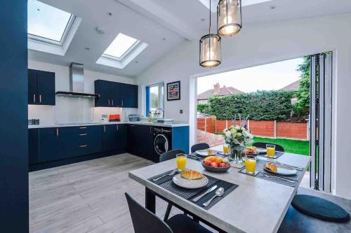 Gallery image of Sandileigh House by YourStays - Luxurious 3 Bedroom House in Altrincham in Altrincham