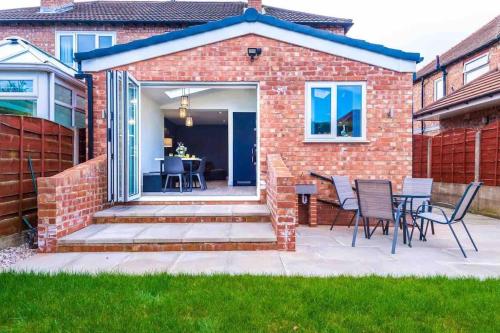 Gallery image of Sandileigh House by YourStays - Luxurious 3 Bedroom House in Altrincham in Altrincham