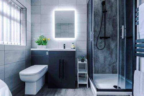 Gallery image of Sandileigh House by YourStays - Luxurious 3 Bedroom House in Altrincham in Altrincham