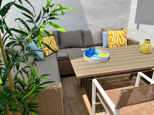 - un salon avec un canapé et une table dans l'établissement Girasoles Benalmádena Beach, à Benalmádena