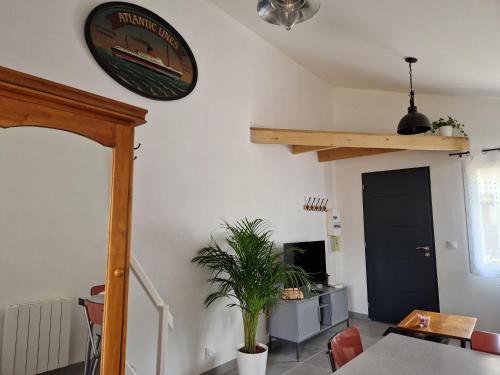 - un salon avec une table et une horloge murale dans l'établissement Le 4.03 proche centre ville, à Lannion