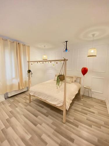 LʼHorme的住宿－Appartement avec Spa et Sauna，一间卧室配有一张红色气球床