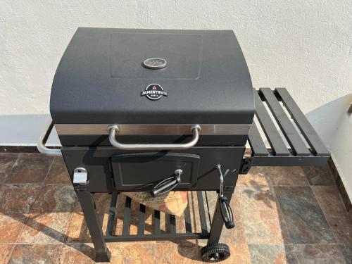 AjimにあるVillaLina Haut Standing Djerbaのスタンドに置かれたバーベキューグリル