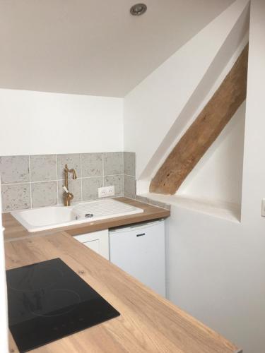 une cuisine avec un évier et un comptoir dans l'établissement Le Clos De La Perdrix, à Mons-en-Pévèle