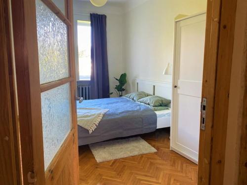 um quarto com uma cama, uma janela e uma porta em Teika em Riga
