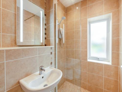 a bathroom with a sink and a mirror at Moor Close in Alne