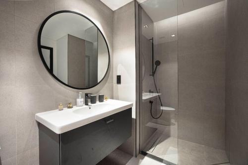 bagno con lavandino e specchio di The Suite Dubai 15 Northside Luxury Living a Dubai