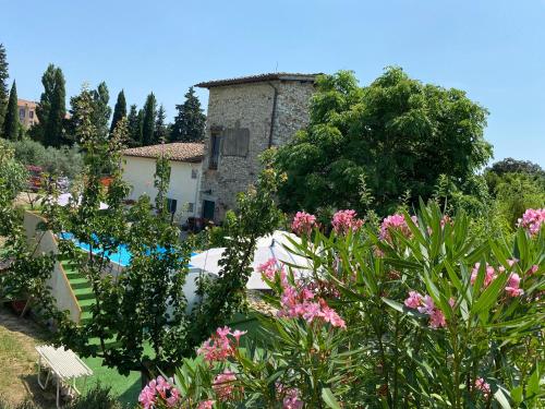 vista su una casa con giardino e fiori di Residenza San Matteo a Calenzano