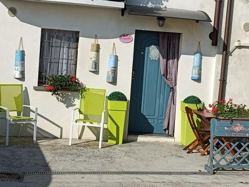 a front door of a house with chairs and a table at Lo scrigno di Simon in Senigallia