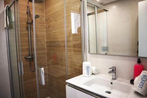 La salle de bains est pourvue d'une douche et d'un lavabo. dans l'établissement Monte da Ondas by ALgest, à Portimão