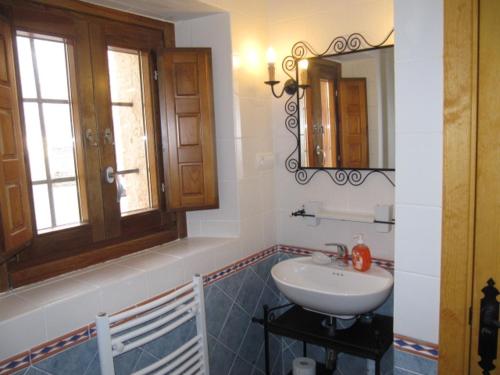 un bagno con lavandino e specchio di La Plazuela a Morcuera